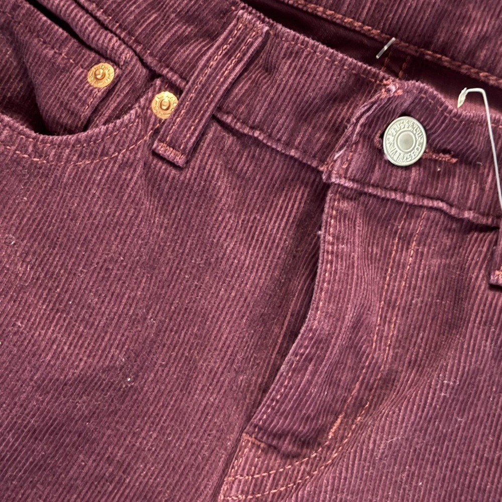 NWOT Levi’s Velvet Burgundy Corduroy Pants w27 l32 - Picture 3 of 5